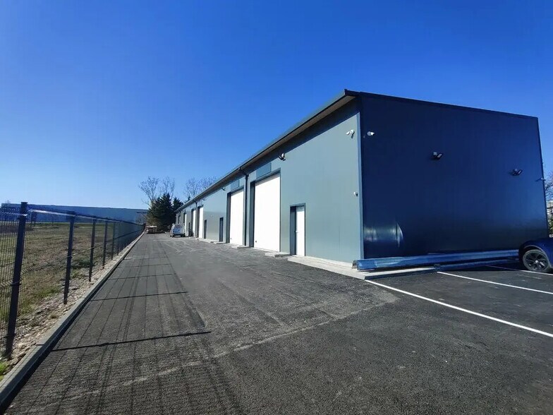 Flex in Vaulx-Milieu for lease - Building Photo - Image 1 of 10