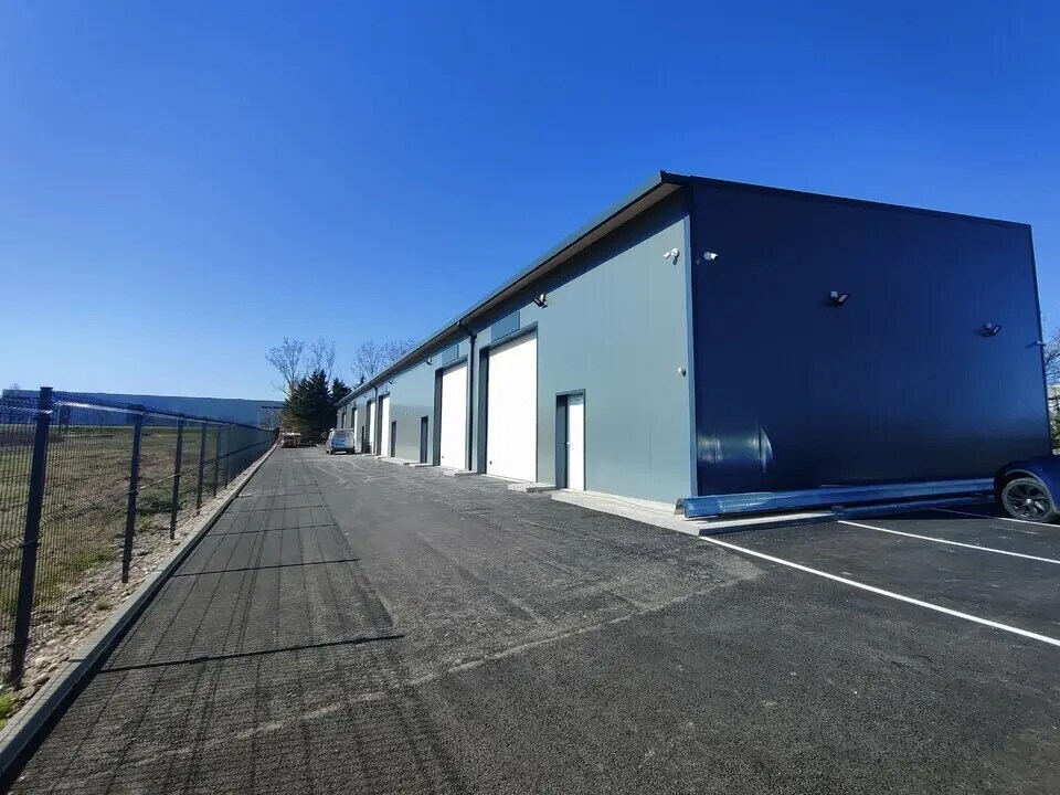 Flex in Vaulx-Milieu for lease Building Photo- Image 1 of 11