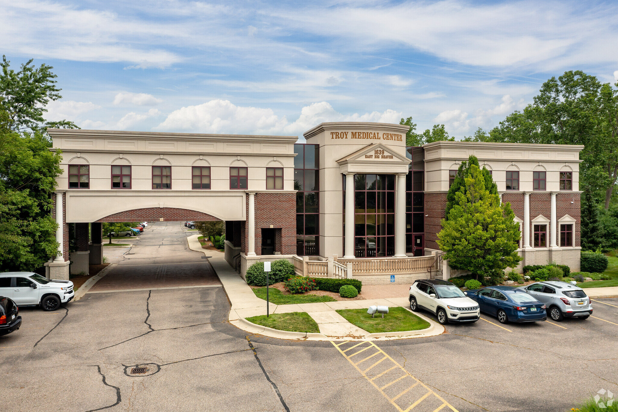 1639 E Big Beaver Rd, Troy, MI for lease Building Photo- Image 1 of 5