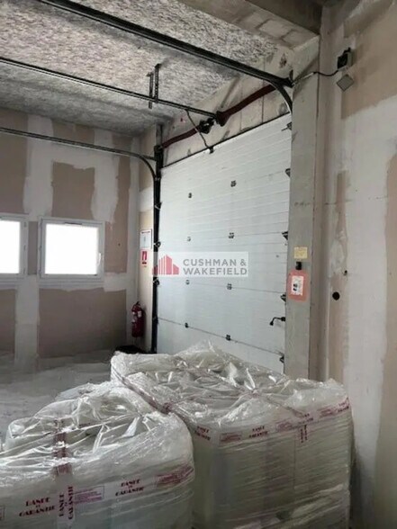 Flex in Nîmes for lease - Interior Photo - Image 3 of 3