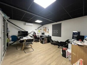 Flex in Sarcey for lease Interior Photo- Image 1 of 6