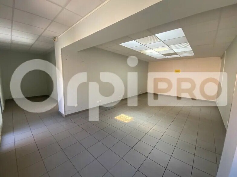 Retail in Le Havre for lease - Building Photo - Image 3 of 7