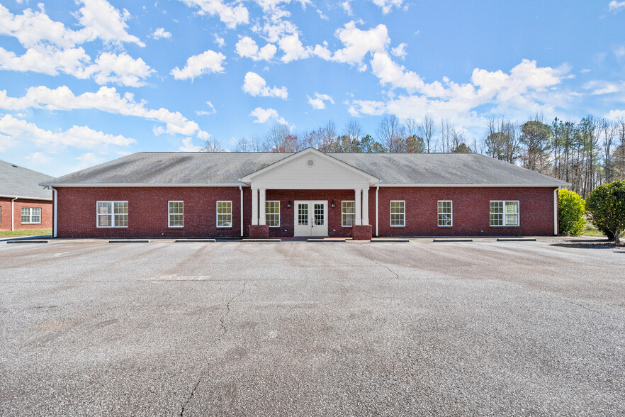 135 Midway Dr, Cornelia, GA for sale - Building Photo - Image 1 of 22