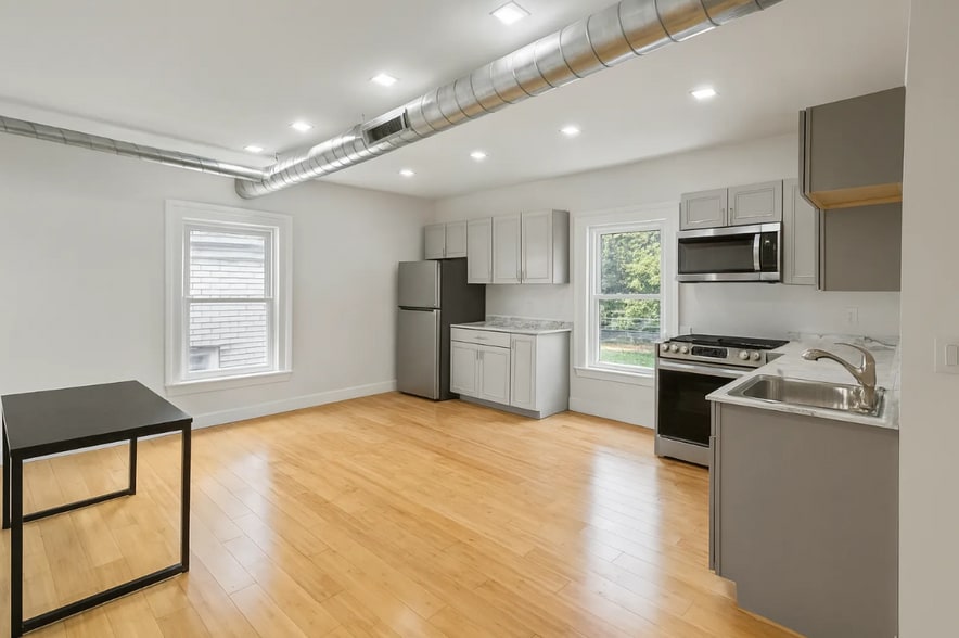 33 Pine St, Binghamton, NY for sale - Interior Photo - Image 3 of 17