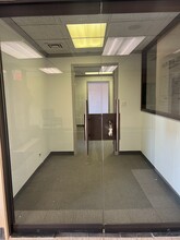 11-21 N Skokie Hwy, Lake Bluff, IL for lease Interior Photo- Image 1 of 7