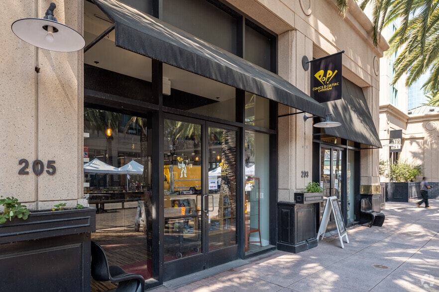 131-195 W Center Street Promenade, Anaheim, CA for lease - Building Photo - Image 3 of 19