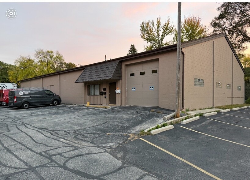 4919 W Good Hope Rd, Milwaukee, WI for lease - Building Photo - Image 2 of 2