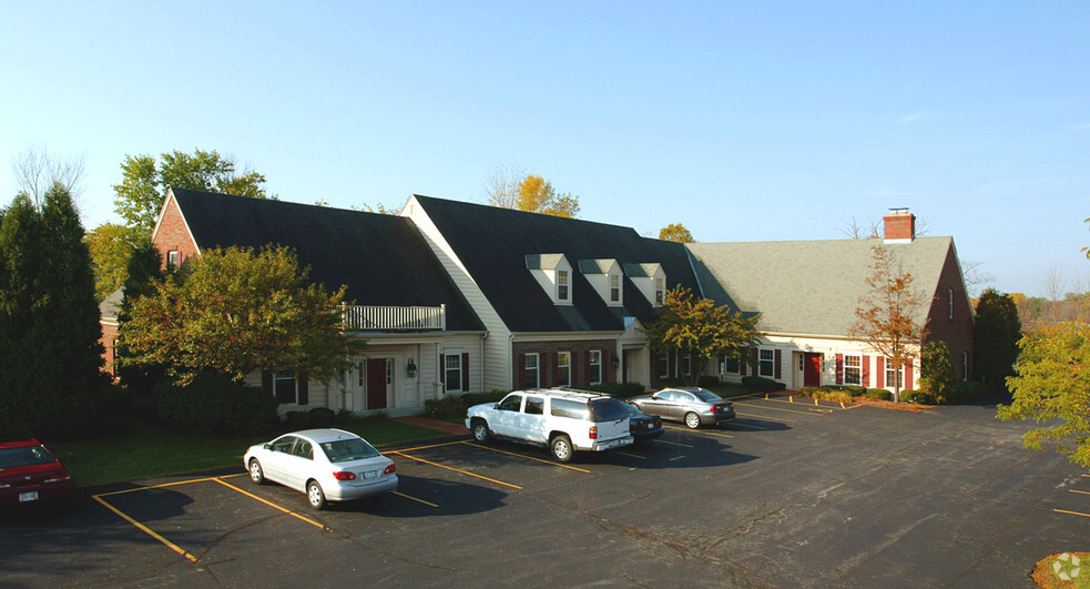 1351-1361 W Towne Square Rd, Mequon, WI for lease - Primary Photo - Image 1 of 3