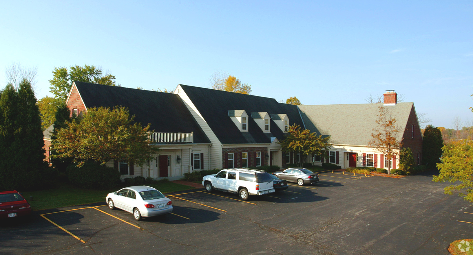 1351-1361 W Towne Square Rd, Mequon, WI for lease Primary Photo- Image 1 of 4