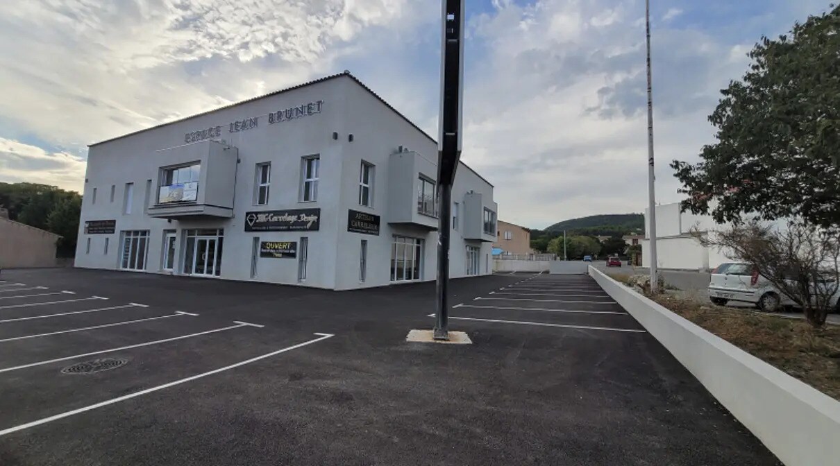 Flex in Solliès-Pont for lease Building Photo- Image 1 of 5