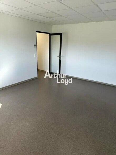 Flex in Roquebrune-sur-Argens for lease - Building Photo - Image 3 of 5