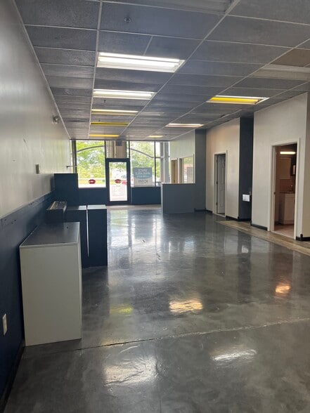 8395-8417 Oswego Rd, Liverpool, NY for lease - Building Photo - Image 3 of 13