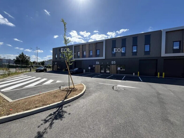 Flex in Les Mureaux for lease - Building Photo - Image 2 of 5