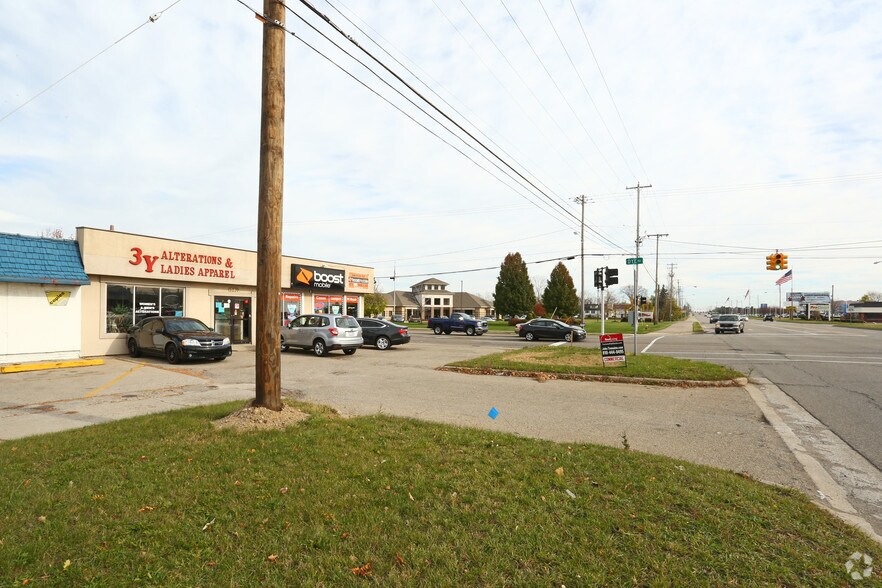 5270 Corunna Rd, Flint, MI for lease - Building Photo - Image 2 of 12