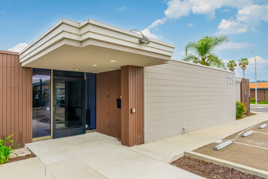 225 W Madison Ave, El Cajon, CA for lease - Building Photo - Image 1 of 24