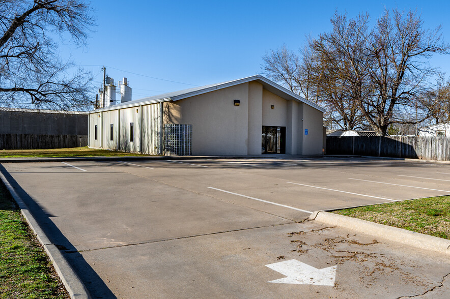 2112 SW E Ave, Lawton, OK for sale - Primary Photo - Image 1 of 8