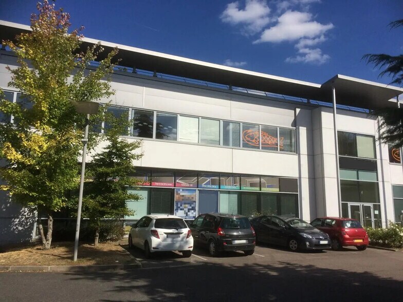 Office in ÉRAGNY for lease - Building Photo - Image 1 of 4