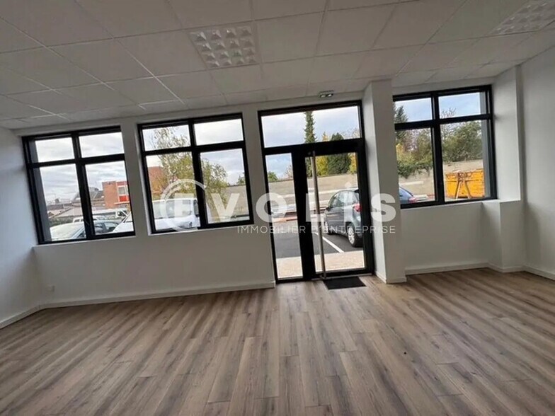 Flex in Amiens for lease - Interior Photo - Image 1 of 2
