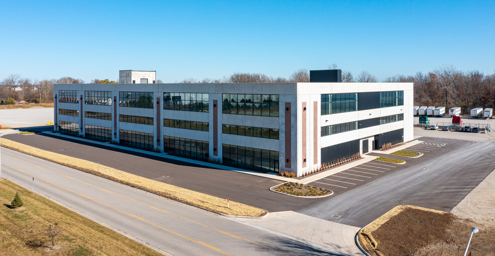 2882 Lewis Centre Way, Urbancrest, OH for lease - Building Photo - Image 1 of 4