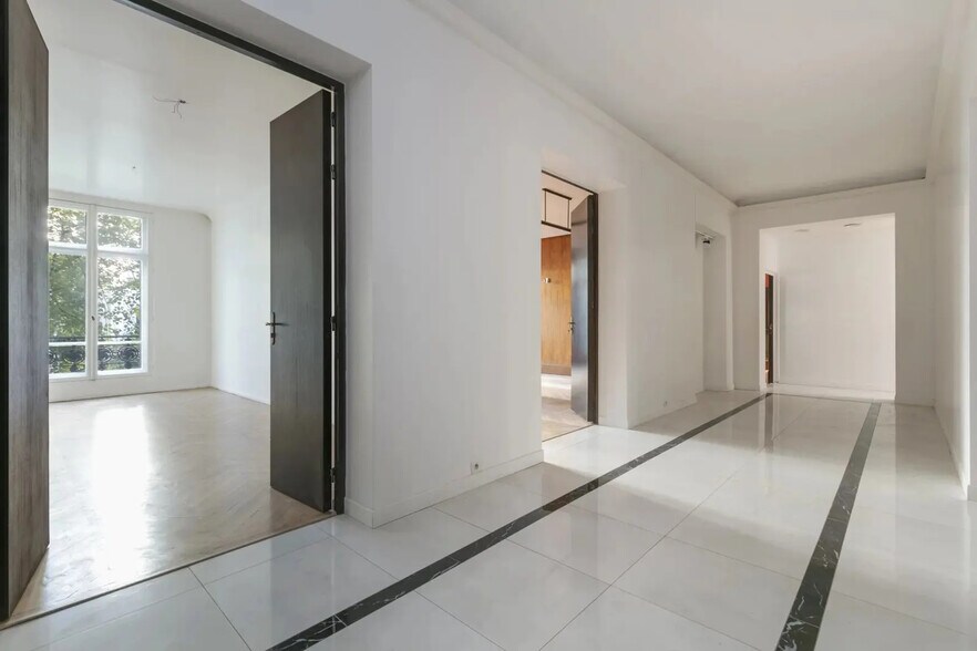 45 Avenue Victor Hugo, Paris for sale - Interior Photo - Image 2 of 19