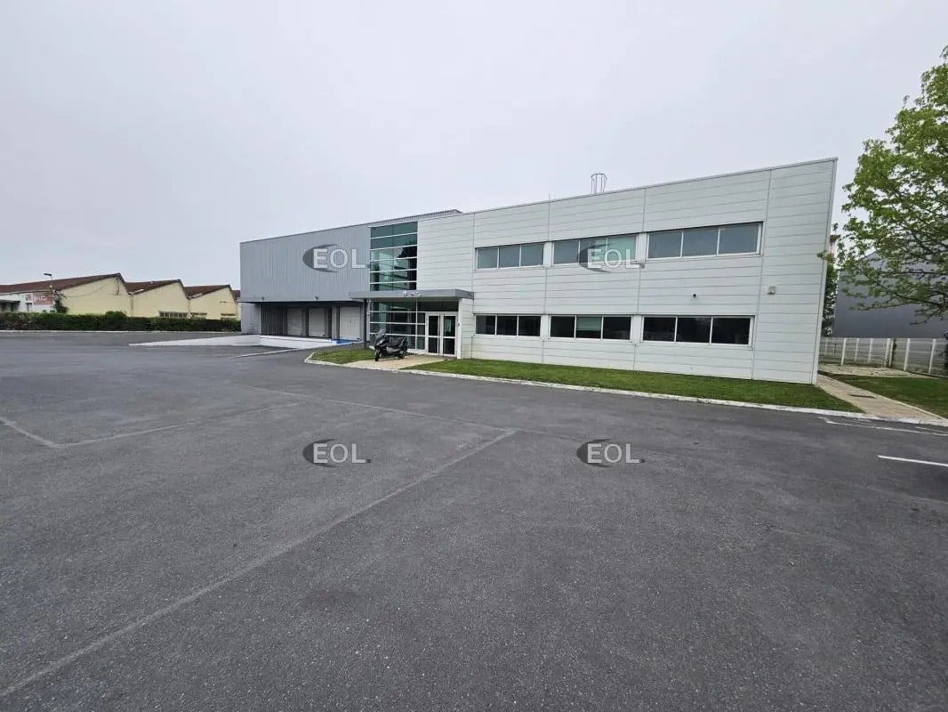 Industrial in Vitry-sur-Seine for lease Building Photo- Image 1 of 18
