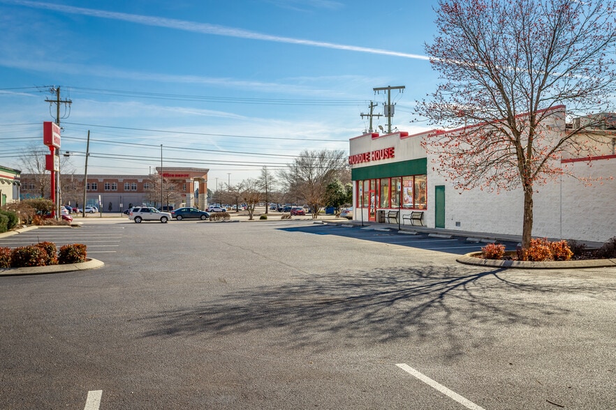 5611 Brainerd Rd, Chattanooga, TN for sale - Building Photo - Image 2 of 6