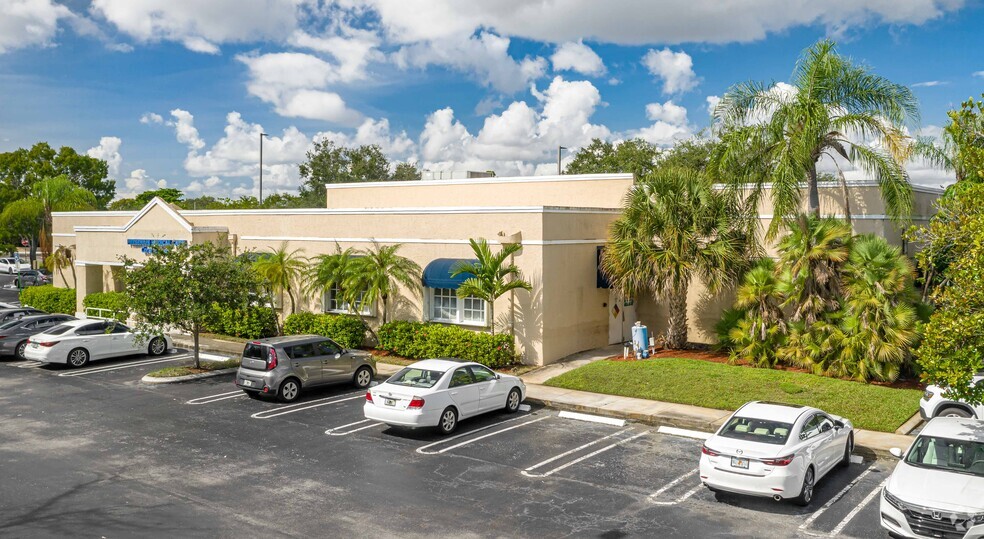 500-598 Riverside Dr, Coral Springs, FL for lease - Building Photo - Image 3 of 3