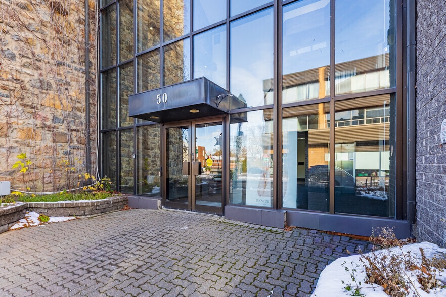 50 Rue Saint-Charles O, Longueuil, QC for lease - Building Photo - Image 3 of 21