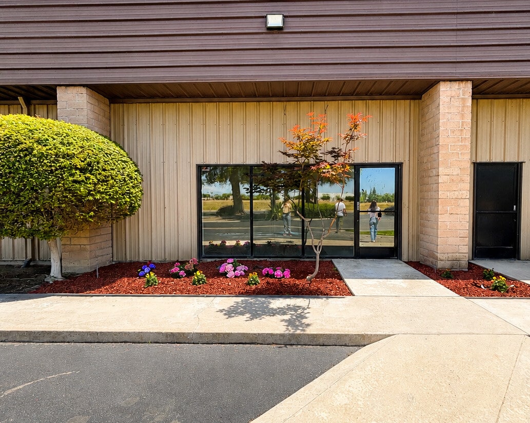 105 W Dakota Ave, Clovis, CA for lease Building Photo- Image 1 of 3