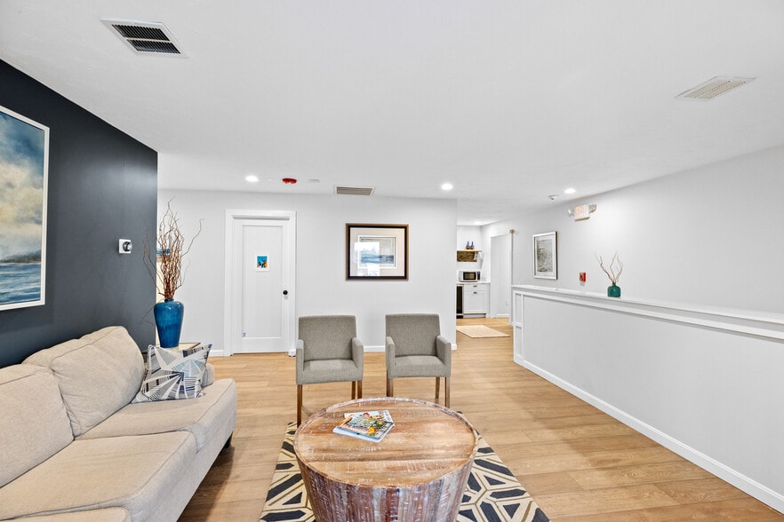 1112 Washington St, Hanover, MA for sale - Interior Photo - Image 2 of 6