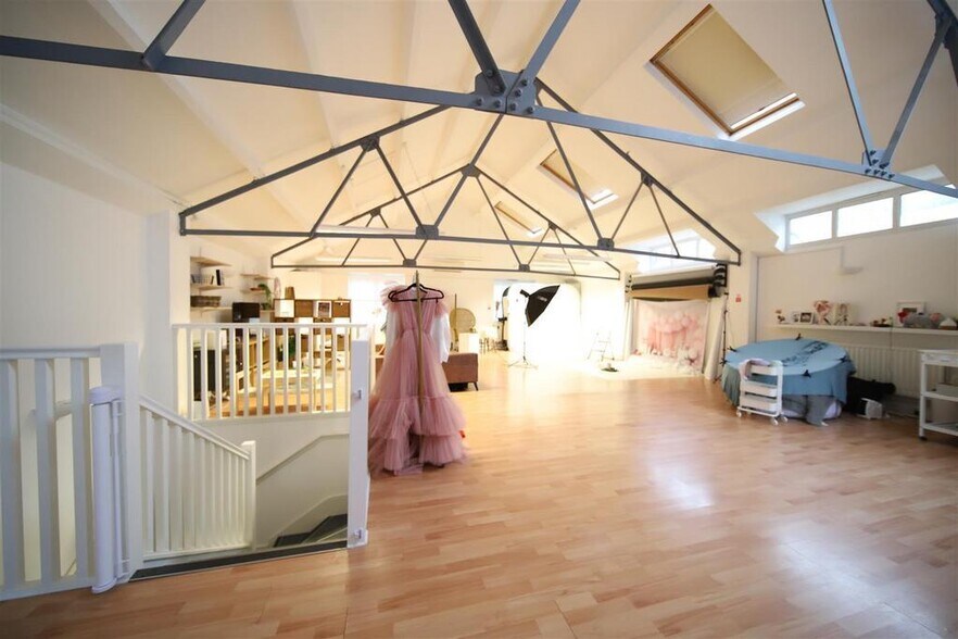 311 Chase Rd, London for lease - Interior Photo - Image 3 of 32