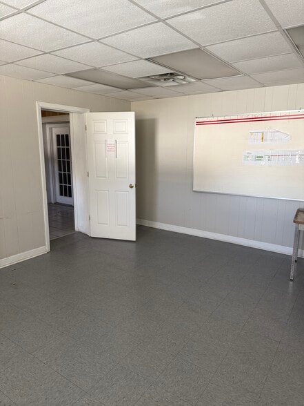 2309 Dunmore Ct, High Point, NC for lease - Building Photo - Image 3 of 6