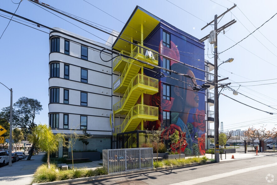 3450 W 43rd St, Los Angeles, CA for lease - Building Photo - Image 3 of 3