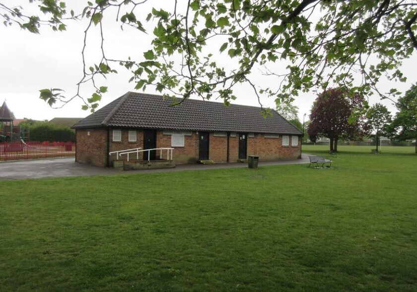 Molesey Rd, Walton On Thames for sale - Primary Photo - Image 1 of 1