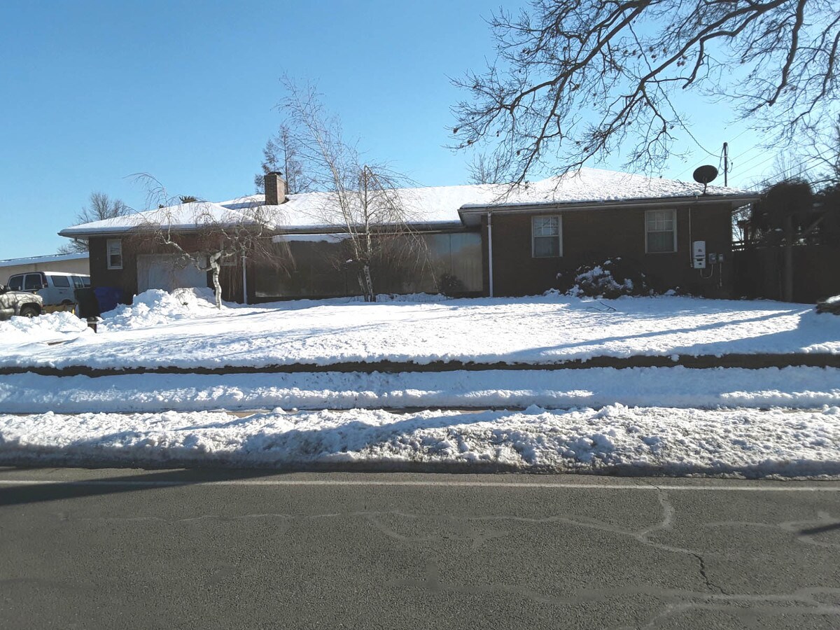 237239 Burnham St, East Hartford, CT 06108