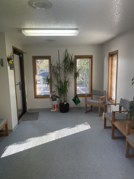 345 SW 4th St, Ontario, OR for lease - Lobby - Image 3 of 10