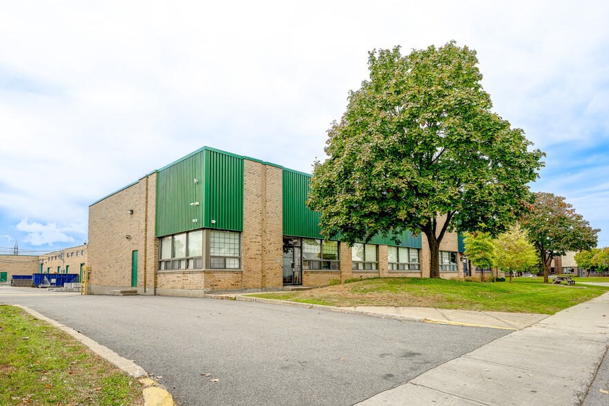 340-380 Rue Isabey, Montréal, QC for lease - Building Photo - Image 3 of 15