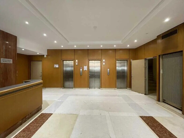 Office in Paris for lease - Lobby - Image 3 of 17