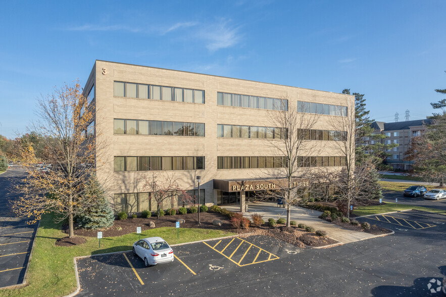 7271 Engle Rd, Middleburg Heights, OH for sale - Primary Photo - Image 1 of 8