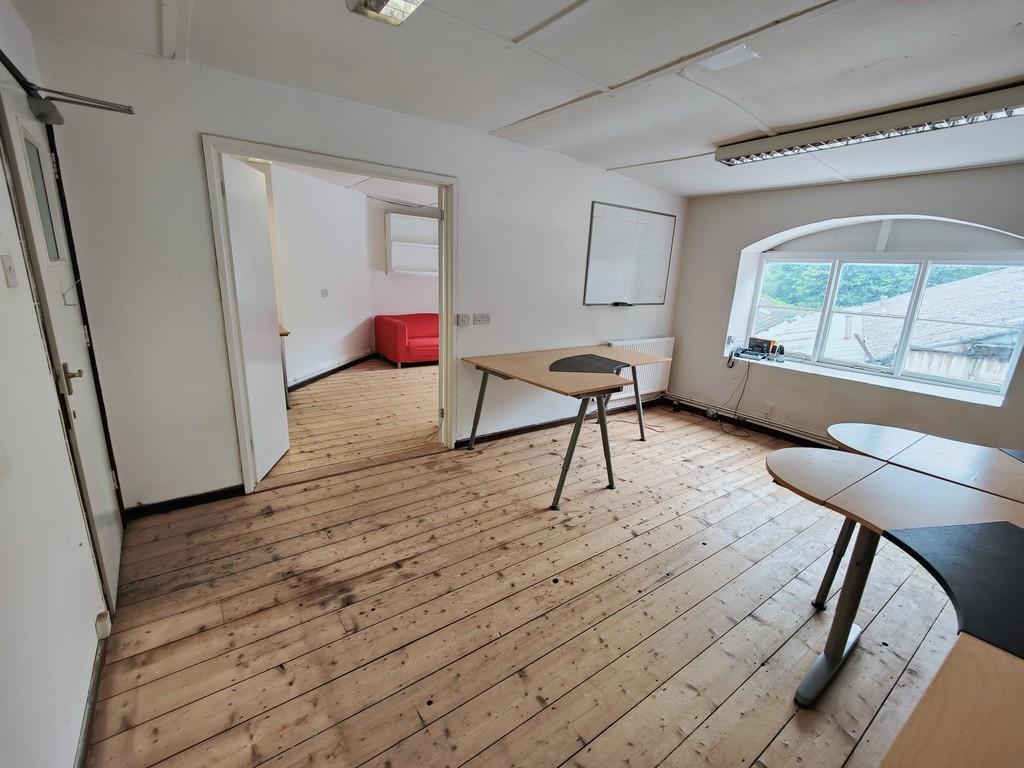 Bath Rd, Stroud for sale Interior Photo- Image 1 of 1