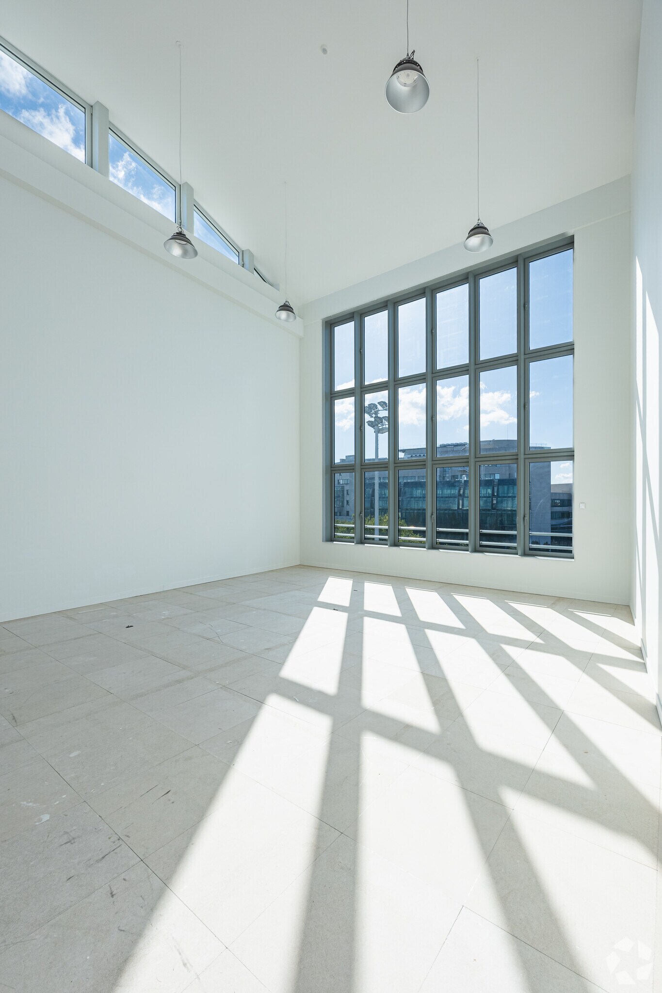 9-35 Avenue Pierre De Coubertin, Paris for lease Building Photo- Image 1 of 4