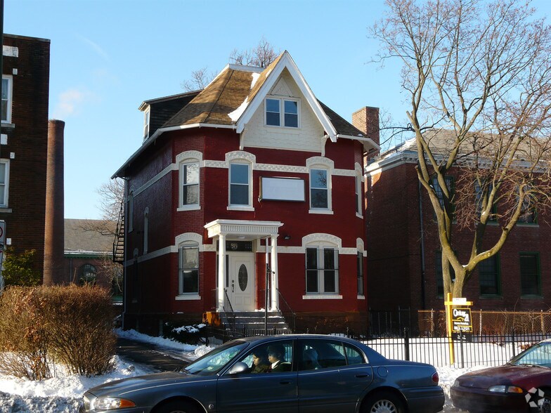 915 Asylum and 111 Gillett portfolio of 2 properties for sale on LoopNet.com - Primary Photo - Image 2 of 2