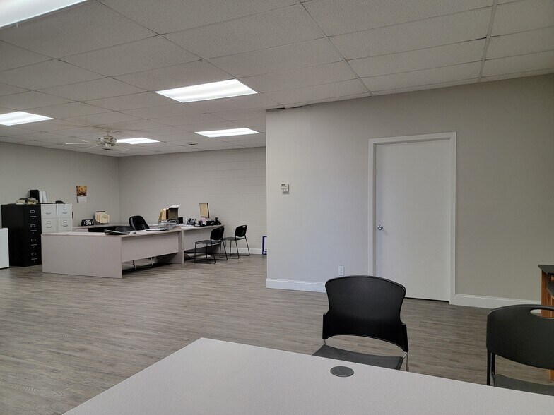 6202 Material Ave, Loves Park, IL for sale - Interior Photo - Image 2 of 16