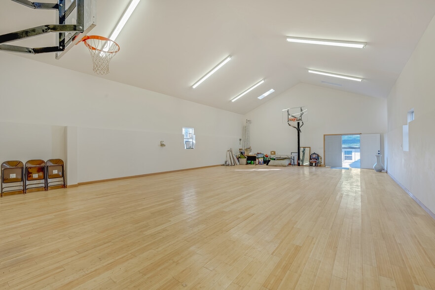 2 Multipurpose Buildings For Church or.. portfolio of 3 properties for sale on LoopNet.com - Interior Photo - Image 3 of 32