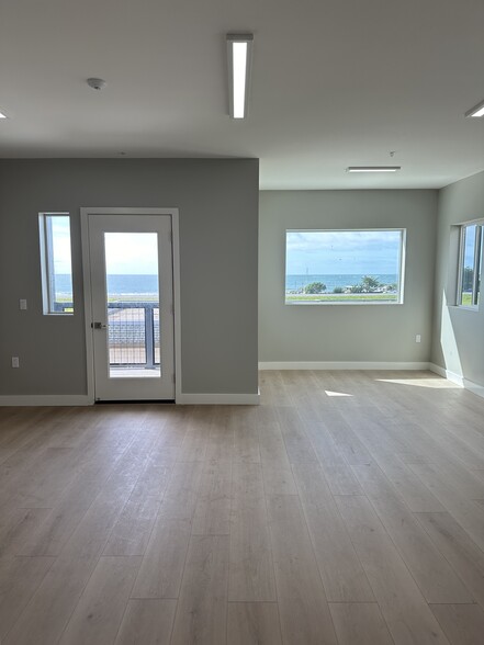 516 Ave Alhambra, El Granada, CA for lease - Interior Photo - Image 3 of 11