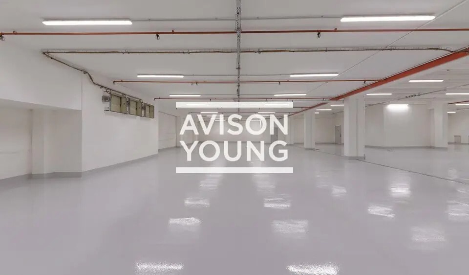 Flex in Paris for lease - Interior Photo - Image 3 of 4