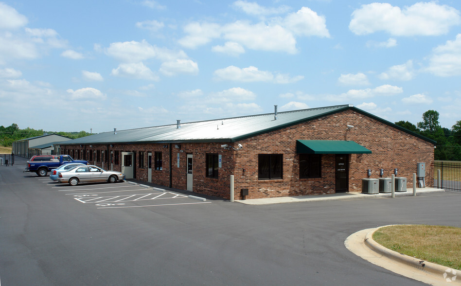 3935 Westpoint Blvd, Winston-Salem, NC for lease - Building Photo - Image 2 of 6