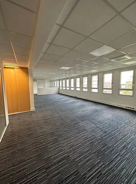 2 Rue Du 19 Mars 1962, Clichy for lease - Building Photo - Image 1 of 9