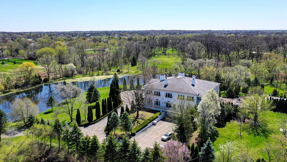 28W531 Roosevelt Rd, Winfield, IL 60190