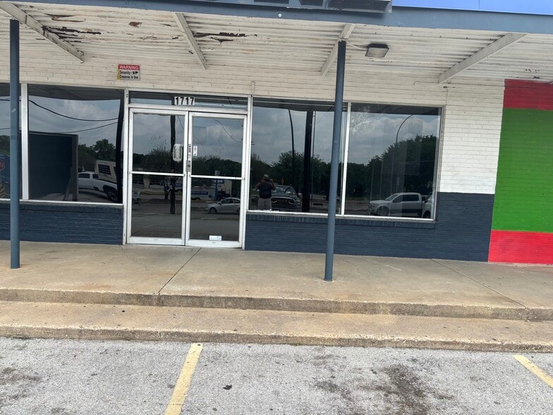 1717-1721 E Abram St, Arlington, TX for lease - Building Photo - Image 2 of 6